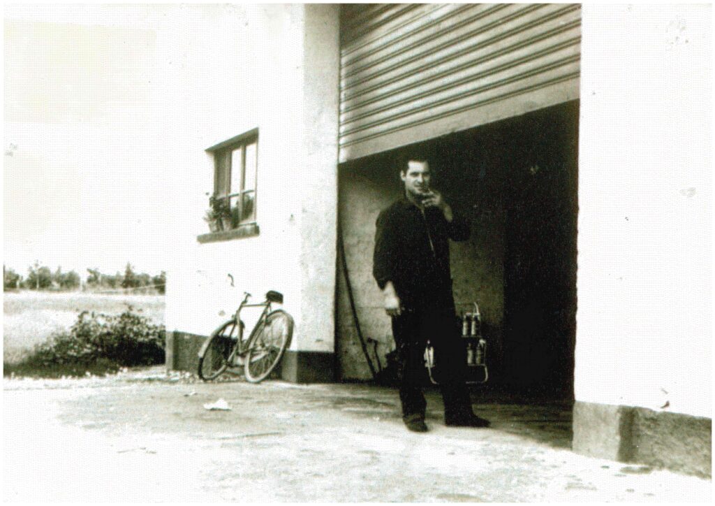 Un uomo fuori dal suo garage