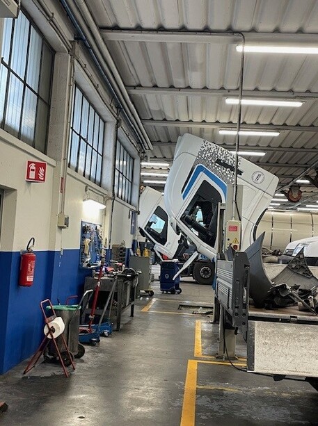 Camion in manutenzione in officina